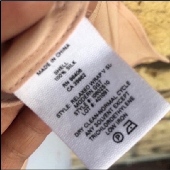 Theory Women's Sleeveless Relaxed Wrap Vneck Top
Silk NWT! sold out ! Exclusive - Picture 10 of 10